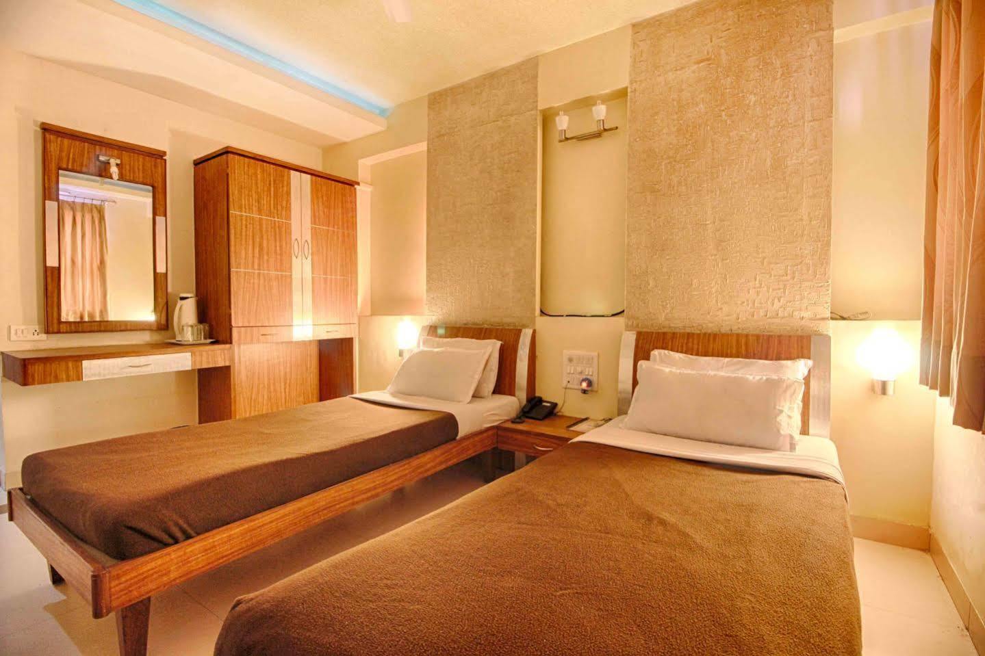 Hotel Parth Residency à Ahmedabad Extérieur photo